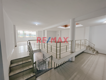 🏢 SE VENDE AMPLIO Y VERSÁTIL LOCAL COMERCIAL EN URB. CASUARINAS - TRUJILLO 🏢
📍 Frente al Colegio Montalcini European

Ideal para:
🍽️ Restaurantes