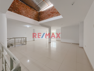 🏢 SE VENDE AMPLIO Y VERSÁTIL LOCAL COMERCIAL EN URB. CASUARINAS - TRUJILLO 🏢
📍 Frente al Colegio Montalcini European

Ideal para:
🍽️ Restaurantes