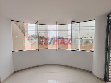 🏢 SE VENDE AMPLIO Y VERSÁTIL LOCAL COMERCIAL EN URB. CASUARINAS - TRUJILLO 🏢
📍 Frente al Colegio Montalcini European

Ideal para:
🍽️ Restaurantes