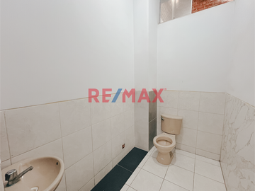 🏢 SE VENDE AMPLIO Y VERSÁTIL LOCAL COMERCIAL EN URB. CASUARINAS - TRUJILLO 🏢
📍 Frente al Colegio Montalcini European

Ideal para:
🍽️ Restaurantes
