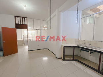 🏢 SE VENDE AMPLIO Y VERSÁTIL LOCAL COMERCIAL EN URB. CASUARINAS - TRUJILLO 🏢
📍 Frente al Colegio Montalcini European

Ideal para:
🍽️ Restaurantes
