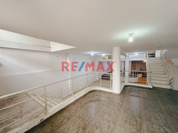 🏢 SE VENDE AMPLIO Y VERSÁTIL LOCAL COMERCIAL EN URB. CASUARINAS - TRUJILLO 🏢
📍 Frente al Colegio Montalcini European

Ideal para:
🍽️ Restaurantes
