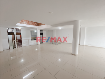 🏢 SE VENDE AMPLIO Y VERSÁTIL LOCAL COMERCIAL EN URB. CASUARINAS - TRUJILLO 🏢
📍 Frente al Colegio Montalcini European

Ideal para:
🍽️ Restaurantes
