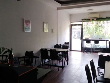 Rumah komersil Cocok untuk usaha Cafe & Resto siap pakai di Tomang, Jakarta Barat