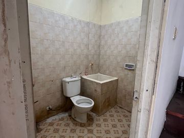 Ruko Villa Melati Mas Vista lokasi strategis pinggir jalan dekat sekolah.