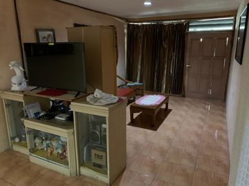 Rumah lama terawat di ketintang dekat polda jatim luas 200 m harga nego