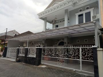 Rumah besar dan luas dalam perumahan condong catur