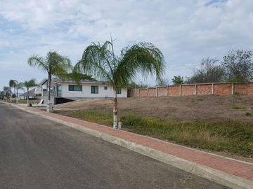 Vendo Hermoso Terreno de 305 m² en Playa Escondida / Manabi