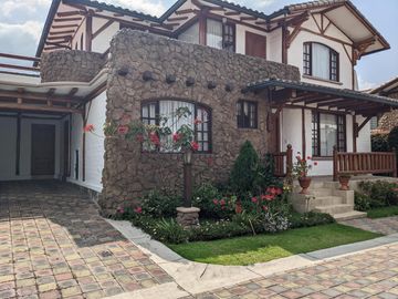 Hermosa casa 3 dormitorios, Conjunto Privado, Tumbaco