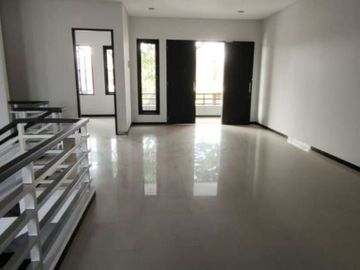 Rumah ROYAL RESIDENCE Hadap Utara ROW 4 Mobil