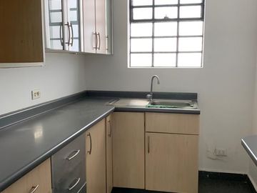 AMPLIA CASA EN VENTA EN ESQUINA  EN SAN ISIDRO CON BUEN JARDIN