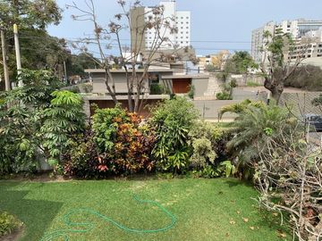 AMPLIA CASA EN VENTA EN ESQUINA  EN SAN ISIDRO CON BUEN JARDIN
