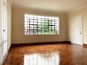 AMPLIA CASA EN VENTA EN ESQUINA  EN SAN ISIDRO CON BUEN JARDIN