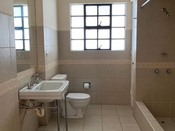 AMPLIA CASA EN VENTA EN ESQUINA  EN SAN ISIDRO CON BUEN JARDIN