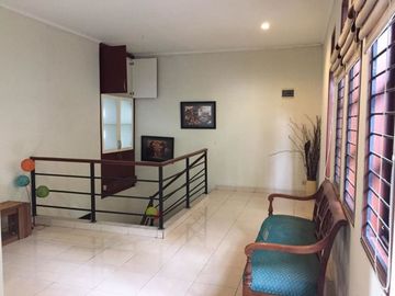 Rumah 2 lantai, shm, asri & nyaman, bebas banjir, panorama bukit cinere
