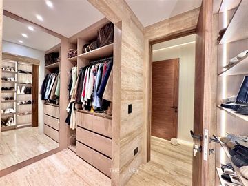 Remodelado de lujo. en venta de 4 dorm. en Lo Barnechea