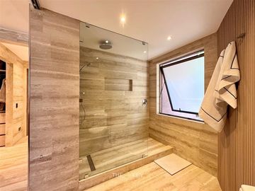Remodelado de lujo. en venta de 4 dorm. en Lo Barnechea