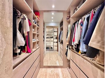 Remodelado de lujo. en venta de 4 dorm. en Lo Barnechea