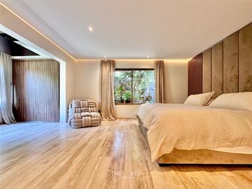Remodelado de lujo. en venta de 4 dorm. en Lo Barnechea