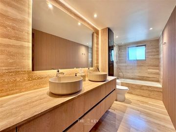 Remodelado de lujo. en venta de 4 dorm. en Lo Barnechea