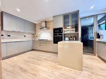 Remodelado de lujo. en venta de 4 dorm. en Lo Barnechea