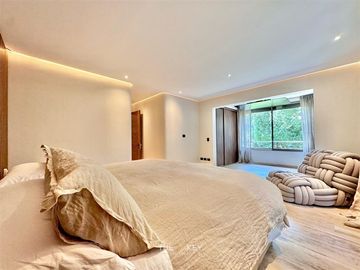 Remodelado de lujo. en venta de 4 dorm. en Lo Barnechea