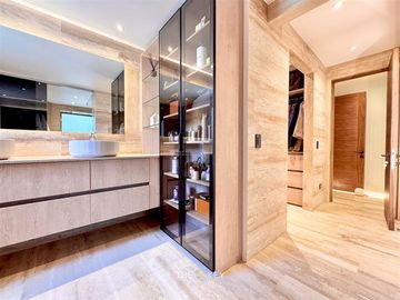 Remodelado de lujo. en venta de 4 dorm. en Lo Barnechea
