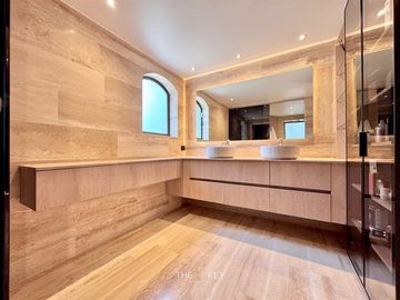 Remodelado de lujo. en venta de 4 dorm. en Lo Barnechea