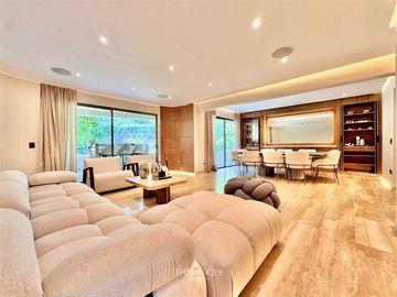 Remodelado de lujo. en venta de 4 dorm. en Lo Barnechea