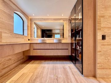 Remodelado de lujo. en venta de 4 dorm. en Lo Barnechea