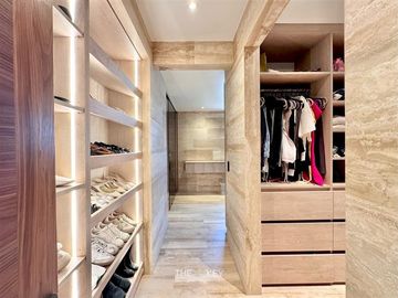 Remodelado de lujo. en venta de 4 dorm. en Lo Barnechea