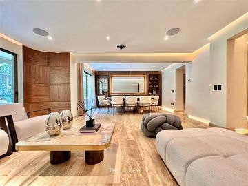 Remodelado de lujo. en venta de 4 dorm. en Lo Barnechea
