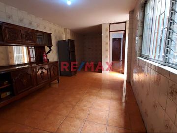 🏡 ¡Oportunidad Única en San Juan de Miraflores! 🌟

Se vende hermosa y espaciosa casa de dos pisos, perfectamente ubicada en José María Seguin 530, i