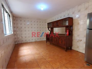 🏡 ¡Oportunidad Única en San Juan de Miraflores! 🌟

Se vende hermosa y espaciosa casa de dos pisos, perfectamente ubicada en José María Seguin 530, i