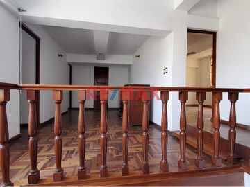 🏡 ¡Oportunidad Única en San Juan de Miraflores! 🌟

Se vende hermosa y espaciosa casa de dos pisos, perfectamente ubicada en José María Seguin 530, i