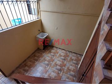 🏡 ¡Oportunidad Única en San Juan de Miraflores! 🌟

Se vende hermosa y espaciosa casa de dos pisos, perfectamente ubicada en José María Seguin 530, i