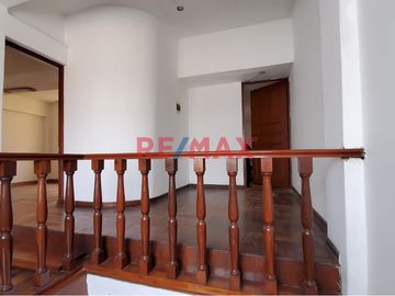 🏡 ¡Oportunidad Única en San Juan de Miraflores! 🌟

Se vende hermosa y espaciosa casa de dos pisos, perfectamente ubicada en José María Seguin 530, i