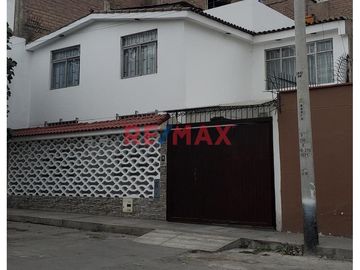 🏡 ¡Oportunidad Única en San Juan de Miraflores! 🌟

Se vende hermosa y espaciosa casa de dos pisos, perfectamente ubicada en José María Seguin 530, i