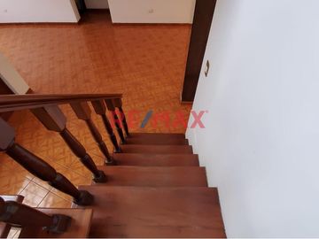 🏡 ¡Oportunidad Única en San Juan de Miraflores! 🌟

Se vende hermosa y espaciosa casa de dos pisos, perfectamente ubicada en José María Seguin 530, i