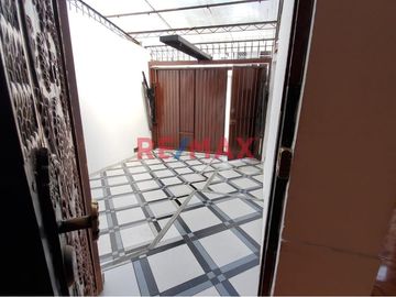 🏡 ¡Oportunidad Única en San Juan de Miraflores! 🌟

Se vende hermosa y espaciosa casa de dos pisos, perfectamente ubicada en José María Seguin 530, i