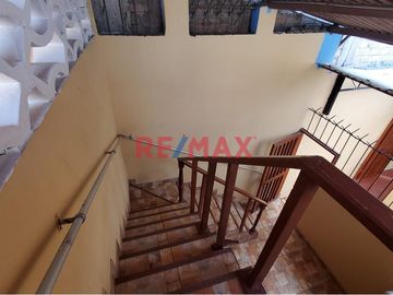 🏡 ¡Oportunidad Única en San Juan de Miraflores! 🌟

Se vende hermosa y espaciosa casa de dos pisos, perfectamente ubicada en José María Seguin 530, i