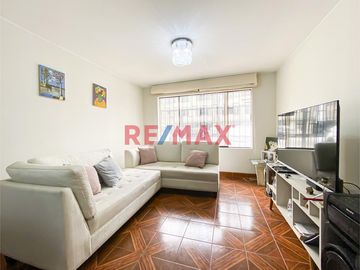 Tenemos disponible un amplio y comodo departamento en Pueblo Libre, cuenta con una ubicación privilegiada entre la calle J.J. Pasos y Av. San Martín,