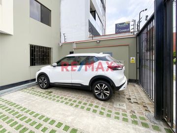 Tenemos disponible un amplio y comodo departamento en Pueblo Libre, cuenta con una ubicación privilegiada entre la calle J.J. Pasos y Av. San Martín,