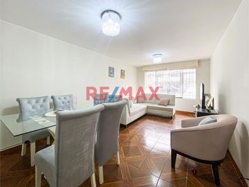 Tenemos disponible un amplio y comodo departamento en Pueblo Libre, cuenta con una ubicación privilegiada entre la calle J.J. Pasos y Av. San Martín,