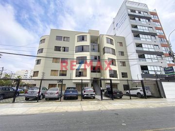 Tenemos disponible un amplio y comodo departamento en Pueblo Libre, cuenta con una ubicación privilegiada entre la calle J.J. Pasos y Av. San Martín,