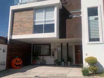 CASA EN VENTA CON JARDIN Y TERRAZA