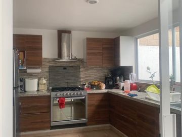 CASA EN VENTA CON JARDIN Y TERRAZA