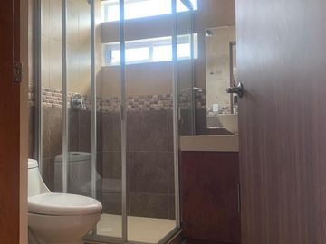 CASA EN VENTA CON JARDIN Y TERRAZA
