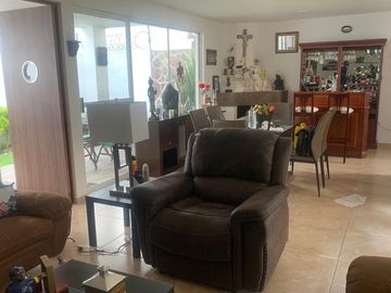 CASA EN VENTA CON JARDIN Y TERRAZA