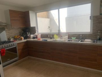 CASA EN VENTA CON JARDIN Y TERRAZA